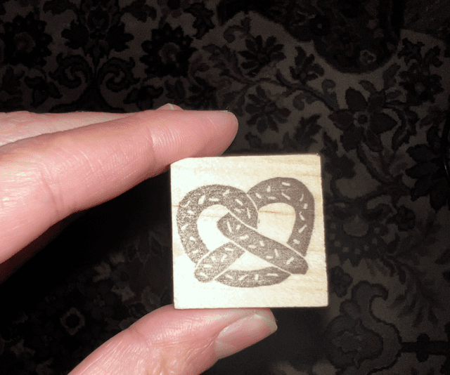 Tampon bretzel (Jour 21 - Stamp-Tober 2025) 